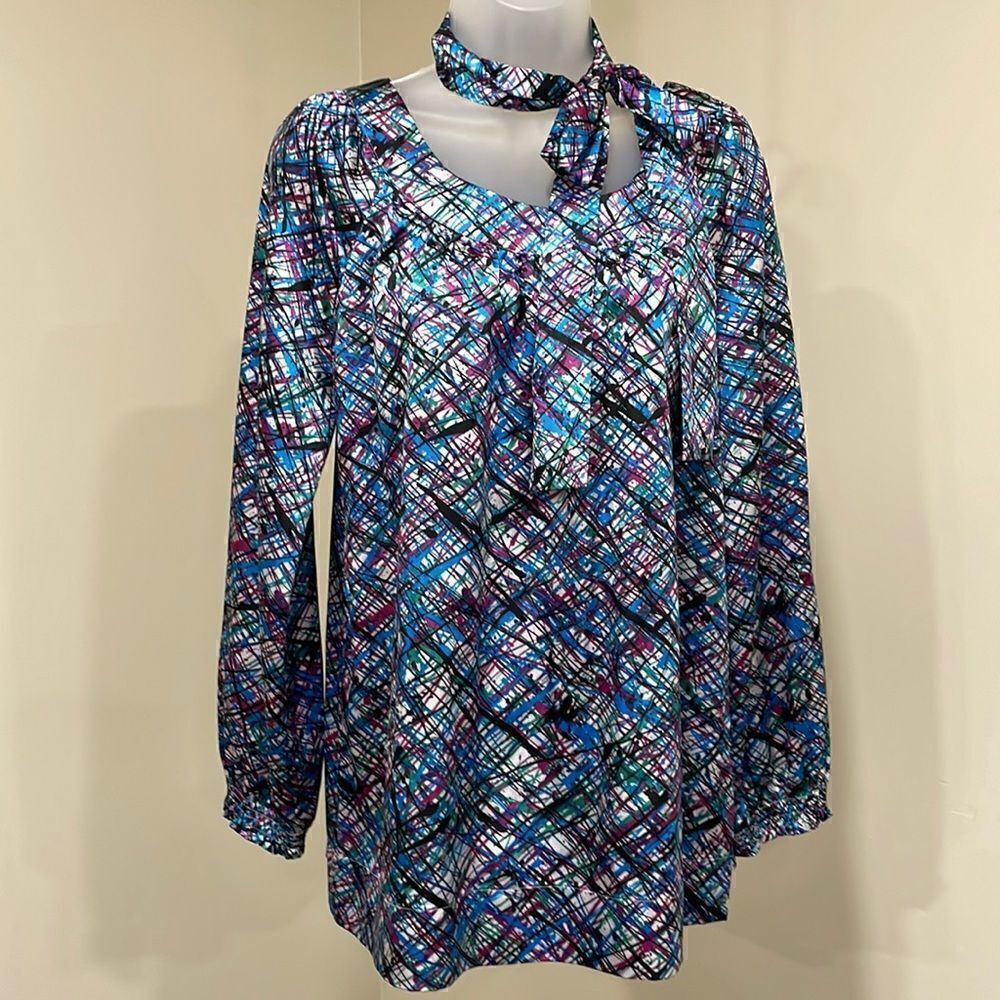 NWOT Chelsea &Theodore blouse with scarf. Size M medium 8/10